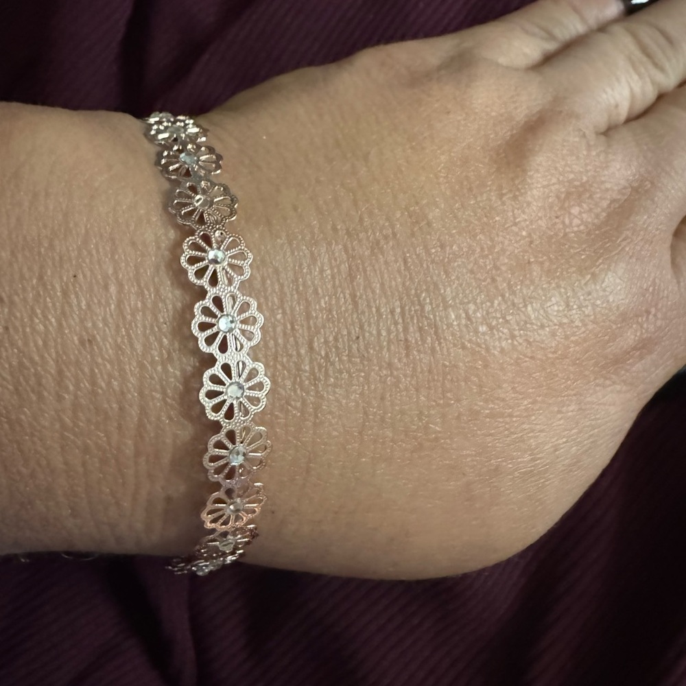 Elegant Floral Bracelet in Rose Gold